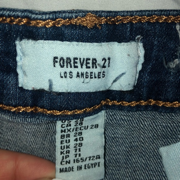 Dark Wash short w distress trim - Picture 3 of 4